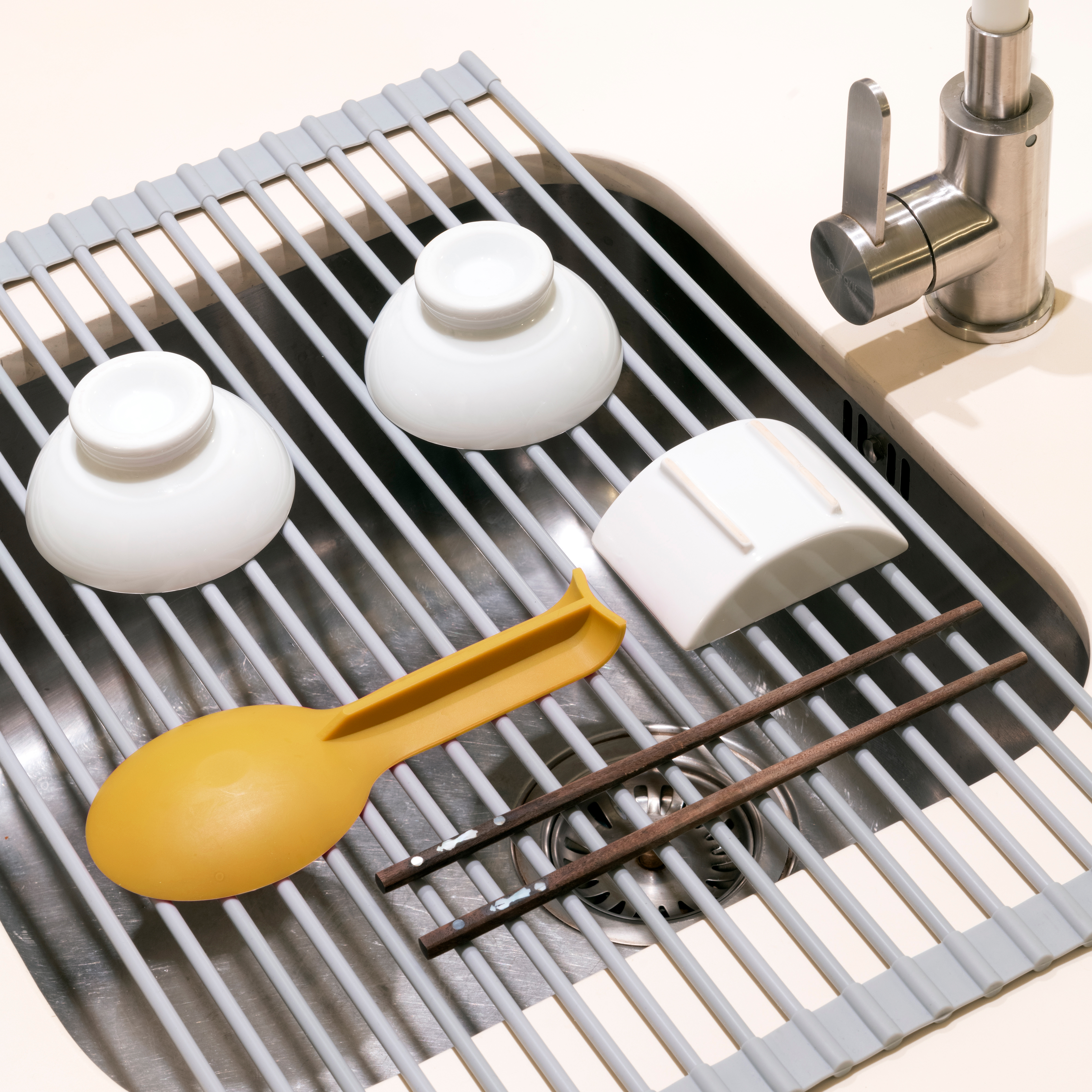  Egouttoir a vaisselle flexible en silicone et acier, Plastique gris, Acier et Plastique.