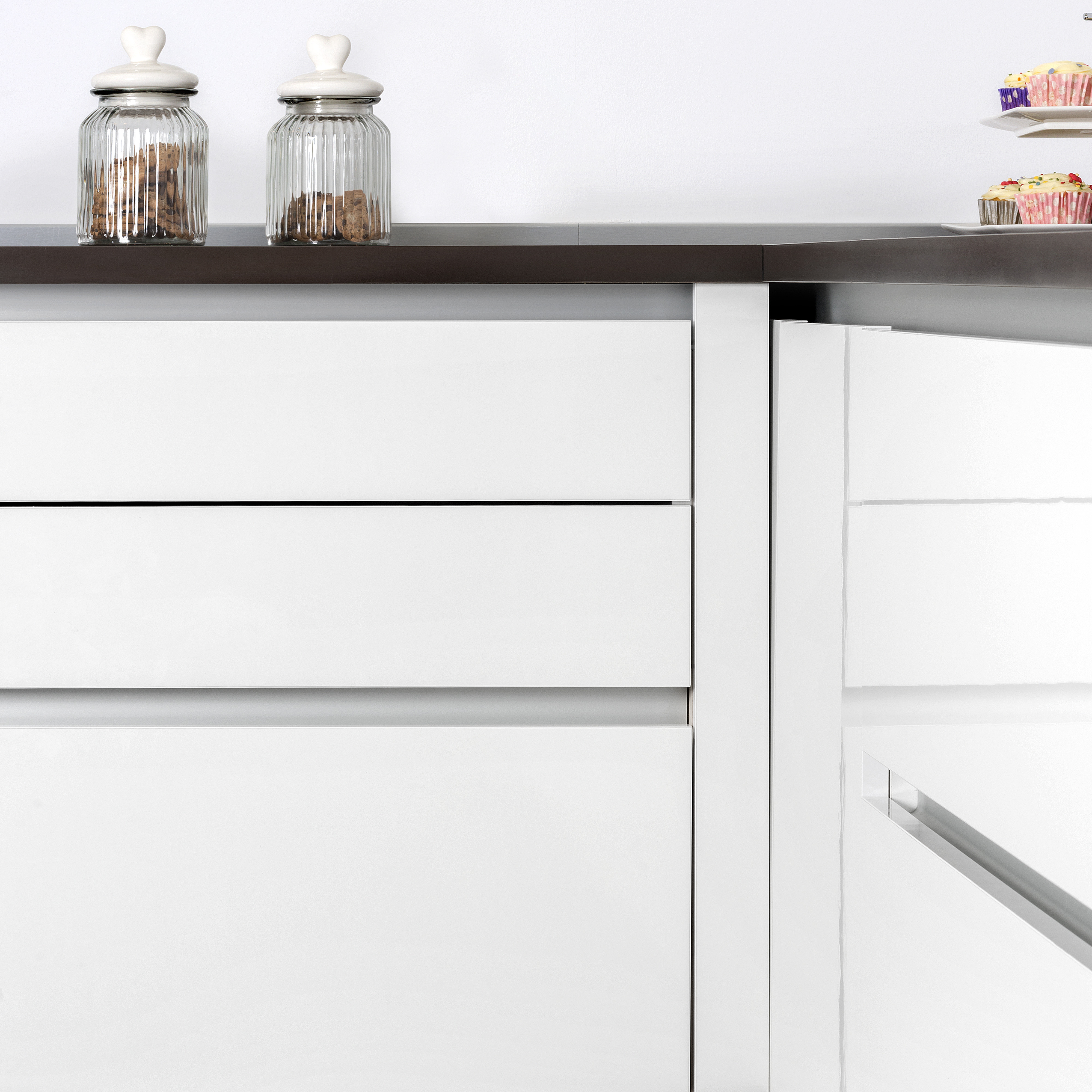  Kit Gola a profil central pour meubles de cuisine, Peint en blanc, Aluminium.